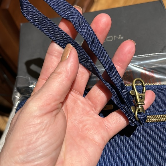 Travelon wallet Unisex Safe ID RFID Blocking Blue Nylon Zip Around NWT - Picture 3 of 6